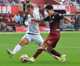 前節の広島戦で再三相手ゴールを脅かした神戸の武藤（右）＝１６日、ノエビアスタジアム神戸