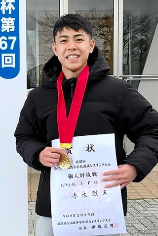 レスリング５１キロ級で２連覇を飾った猪名川の赤木烈王（同校提供）