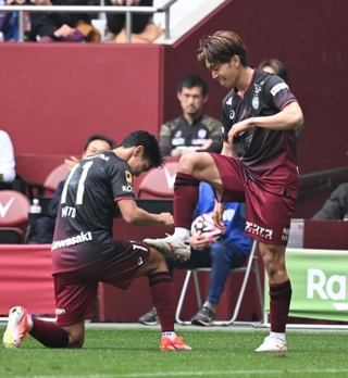 神戸-札幌　前半、追加点を奪った神戸・宮代（右）をたたえる武藤（撮影・風斗雅博）