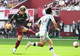 神戸-札幌　前半、強烈なシュートで先制点を挙げた神戸・大迫（撮影・風斗雅博）