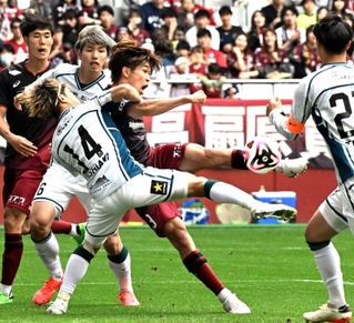 神戸-札幌　後半、ＣＫからのこぼれ球をシュートする神戸・宮代（中央）。４-０とリードを広げる（撮影・風斗雅博）