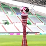 神戸ポートタワーを実物の約１００分の１で模したサッカーボール台。３月２日のヴィッセル神戸のホーム開幕戦でお目見えする＝神戸市兵庫区、ノエビアスタジアム神戸