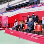 選手らが座るベンチ（左）の横に設けられた「ＶＩＰルームテラス」。後方にくつろげる部屋を併設した＝１日午後、神戸市兵庫区御崎町１、ノエビアスタジアム神戸
