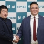 角界入りが決まり、二所ノ関親方（元横綱稀勢の里）と握手する報徳高の今村圭吾（左）＝西宮市の同校