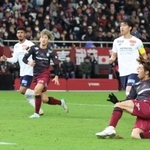 神戸ー柏　後半、シュートを放つ神戸の宮代（右手前）＝撮影・笠原次郎