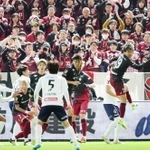 神戸－柏　ゴール前で競り合う神戸と柏の選手たち＝２日午後、神戸市兵庫区、ノエビアスタジアム神戸（撮影・笠原次郎）