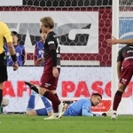 神戸－柏　後半３８分、先制ゴールを決められ、肩を落とす神戸イレブン（撮影・笠原次郎）