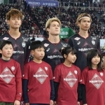 柏レイソル戦の前、子どもたちと記念撮影をするヴィッセル神戸の（左から）汰木康也、酒井高徳、扇原貴宏＝２日午後、神戸市兵庫区、ノエビアスタジアム神戸