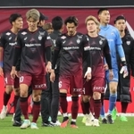 ホーム開幕戦で柏レイソルに敗れ、肩を落とす酒井高徳（右から３人目）らヴィッセル神戸イレブン＝２日午後、神戸市兵庫区、ノエビアスタジアム神戸
