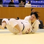 近畿女子選手権１回戦　ともえ投げで辻岡美希（下）を下した錦杏樹