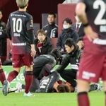 神戸-柏　前半２８分、柏の選手と交錯して倒れ込む神戸の汰木（１４）＝２日、ノエビアスタジアム神戸