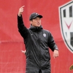 約１週間ぶりに体調不良から復帰したヴィッセル神戸の吉田孝行監督（中央）＝神戸市西区、いぶきの森球技場