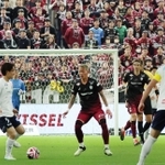 柏のボール回しにプレッシャーをかける神戸の井手口陽介＝２日、ノエビアスタジアム神戸