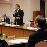 兵庫県スポーツ協会の理事会であいさつに立つ今井良広理事長＝県民会館