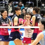 姫路-ＪＡぎふ　第１セット、得点を喜ぶ井上（左から３人目）ら姫路の選手たち