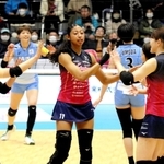 姫路-ＪＡぎふ　第２セット、得点を喜ぶ宮部（中央）ら姫路の選手たち