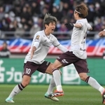 後半、決勝のゴールを決めて喜ぶ神戸・大迫勇也（左）＝味スタ（撮影・堀内翔）