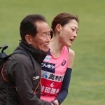 大阪国際女子マラソンで日本記録を更新して優勝し、天満屋の武冨豊監督（左）に迎えられる前田穂南＝１月２８日、ヤンマースタジアム長居