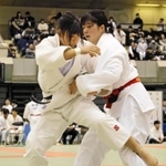 女子３人制３回戦・武庫川女大Ａ-東京学芸大　足技を仕掛ける武庫川女大Ａの中堅山下（左）