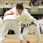 女子３人制３回戦・武庫川女大Ａ-東京学芸大　激しく攻める武庫川女大の中堅山下（右）