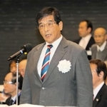 ＫＯＢＥ自他共栄ＣＵＰであいさつする山崎俊輔大会会長＝神戸市須磨区緑台、グリーンアリーナ神戸