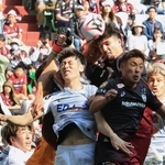 神戸－広島　前半、コーナーキックに頭で合わせる神戸のトゥーレル（中央）ら（撮影・小林良多）