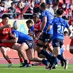 神戸-埼玉　後半、神戸の李承信（左端）が相手につかまる（撮影・大田将之）