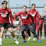 ヴィッセル神戸の公開練習で、山口蛍（左）や武藤嘉紀（右奥）とトレーニングに励む酒井高徳（中央）＝神戸市西区、いぶきの森球技場