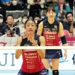 ファイナルステージ決勝でも活躍が期待される姫路の宮部（手前）と井上＝９日、姫路市ヴィクトリーナ・ウインク体育館