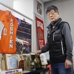 甲子園高や神戸親和大などを長く率い、昨秋に指導者を引退した霜村武彦さん。身長１７８センチで「今も連続でシュートが決められる」と目を細める＝神戸市中央区、オンザコート本社