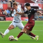 前節の広島戦で再三相手ゴールを脅かした神戸の武藤（右）＝１６日、ノエビアスタジアム神戸