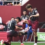 神戸-札幌　前半、追加点を奪った神戸・宮代（右）をたたえる武藤（撮影・風斗雅博）