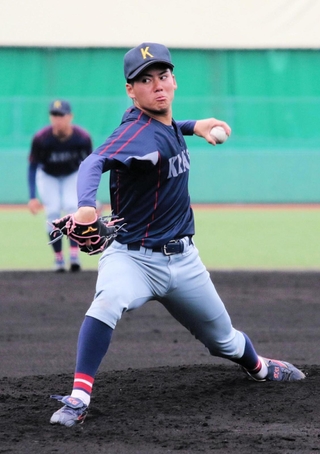 慶大との練習試合で好投する関大の金丸夢斗投手＝３月１７日、大阪府吹田市の関大グラウンド