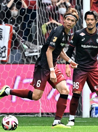 古巣との対戦で必勝を期す神戸の扇原（左）＝３月30日、ノエビアスタジアム神戸