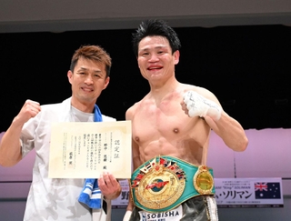 試合に勝利し、ベルトを巻いて笑顔を見せる野中悠樹（右）ら＝６日午後、堺市産業振興センター（撮影・風斗雅博）
