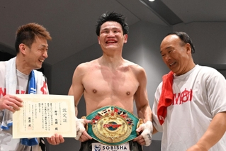 試合に勝利し、ベルトを巻いて笑顔を見せる野中悠樹（中央）ら＝６日午後、堺市産業振興センター（撮影・風斗雅博）