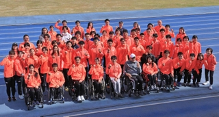 ５月に神戸で開催されるパラ陸上の世界選手権に向けた合宿に参加した日本代表選手ら＝高松市、屋島レクザムフィールド（撮影・小林良多）