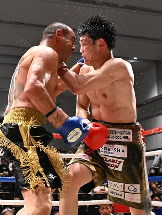 ７回、サム・ソリマン（左）にパンチを繰り出す野中悠樹＝６日午後、大阪府堺市の堺市産業振興センター（撮影・風斗雅博）