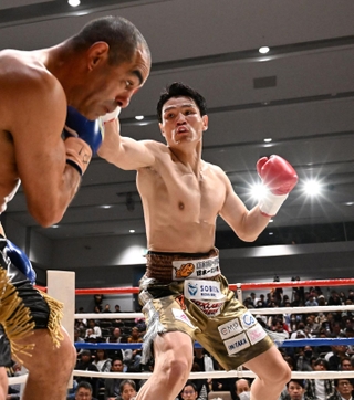 １回、サム・ソマリンにジャブを打つ野中悠樹＝６日午後、大阪府堺市の堺市産業振興センター（撮影・風斗雅博）