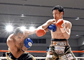 ６回、サム・ソリマン（左）を攻める野中悠樹（撮影・風斗雅博）