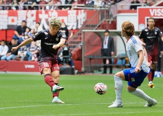 神戸-横浜Ｍ　前半、シュートを放つ神戸の大迫（撮影・小林良多）