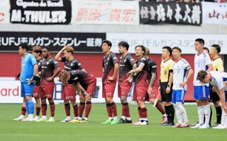 横浜Ｍに惜敗し、肩を落とす神戸イレブン（撮影・小林良多）