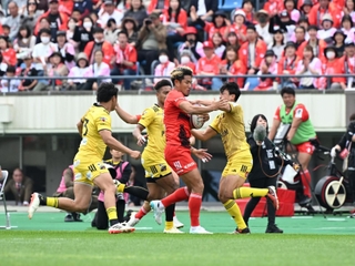 神戸ー東京ＳＧ　前半、相手陣内へと攻め込む神戸の山中（中央）＝撮影・風斗雅博