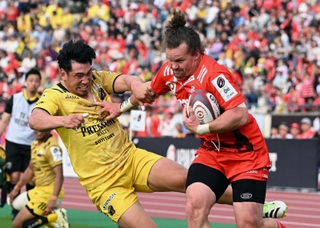 神戸ー東京ＳＧ　後半、相手のタックルをかわしてリトル（右）がトライを決め、１８ー２８とする＝７日午後、神戸市須磨区緑台、ユニバー記念競技場（撮影・風斗雅博）