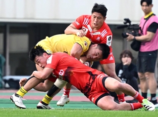 神戸ー東京ＳＧ　後半、タックルで相手選手の突破を防ぐ神戸の李承信（手前）ら＝７日午後、神戸市須磨区緑台、ユニバー記念競技場（撮影・風斗雅博）