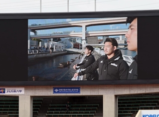 試合前にビジョンに映し出されたメッセージ動画＝ユニバー記念競技場（撮影・風斗雅博）