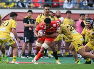 神戸-東京ＳＧ　後半、相手選手のタックルを受けながら突破を図る神戸のサウマキ（中央）＝撮影・風斗雅博