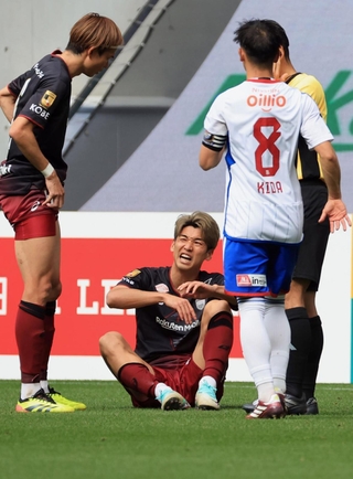 横浜Ｍ戦で相手選手と接触して右足を痛め、顔をしかめる神戸の大迫＝７日、ノエビアスタジアム神戸