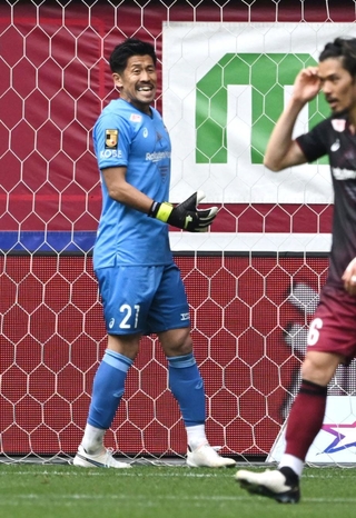 横浜Ｍ戦で途中出場し、チームを鼓舞した神戸のベテランＧＫ新井＝７日、ノエビアスタジアム神戸