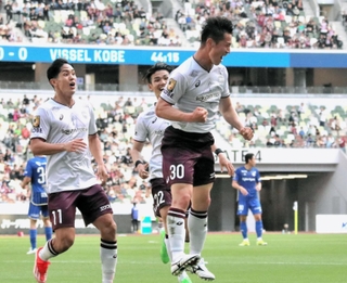 町田－神戸　前半４５分、初先発で先制の初ゴールを決め、跳び上がって喜ぶ神戸の山内（中央）＝東京・国立競技場